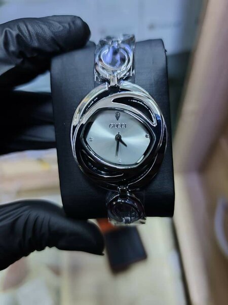 Montre élégante en acier inoxydable