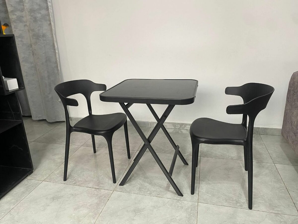 Ensemble table et chaises moderne