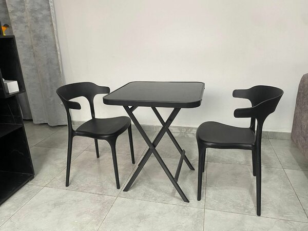 Ensemble table et chaises moderne