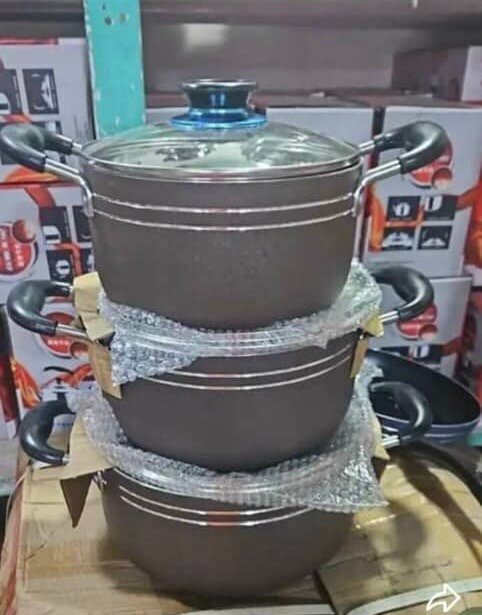 Ensemble de marmites en métal
