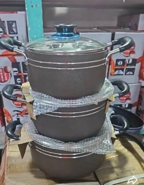 Ensemble de marmites en métal