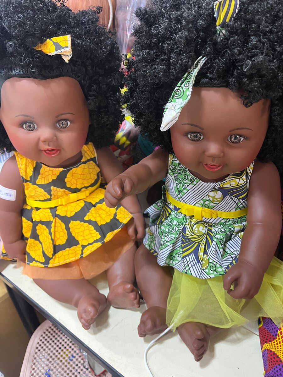 Poupée Afro en Robe Colorée
