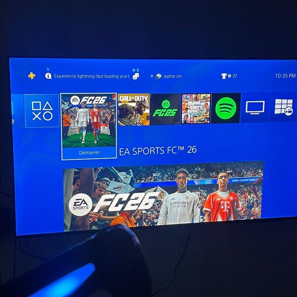 Console PS4 avec manette