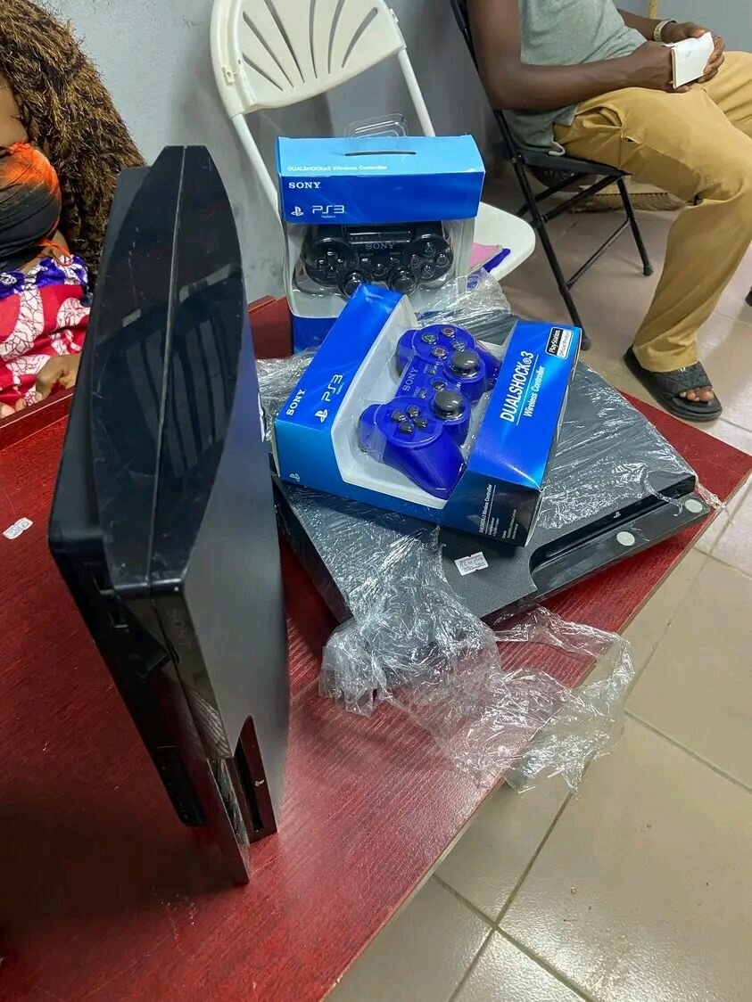 Console Sony PS3 avec manettes