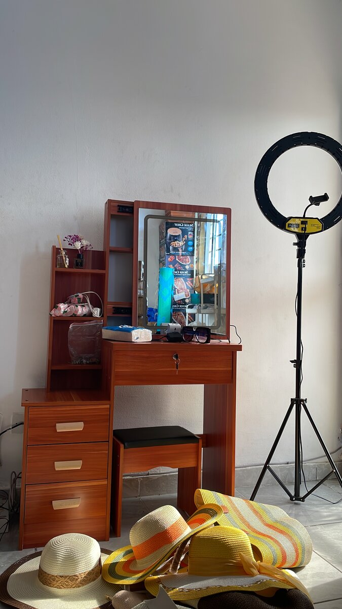 Table de maquillage moderne avec miroir