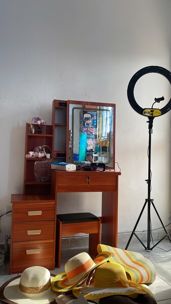 Table de maquillage moderne avec miroir