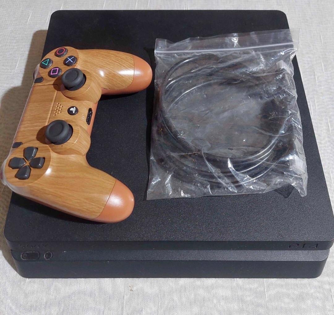 Console PS4 avec manettes