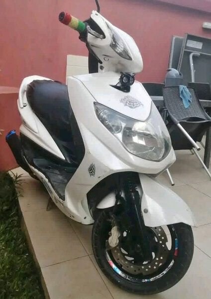 Scooter blanc sportif