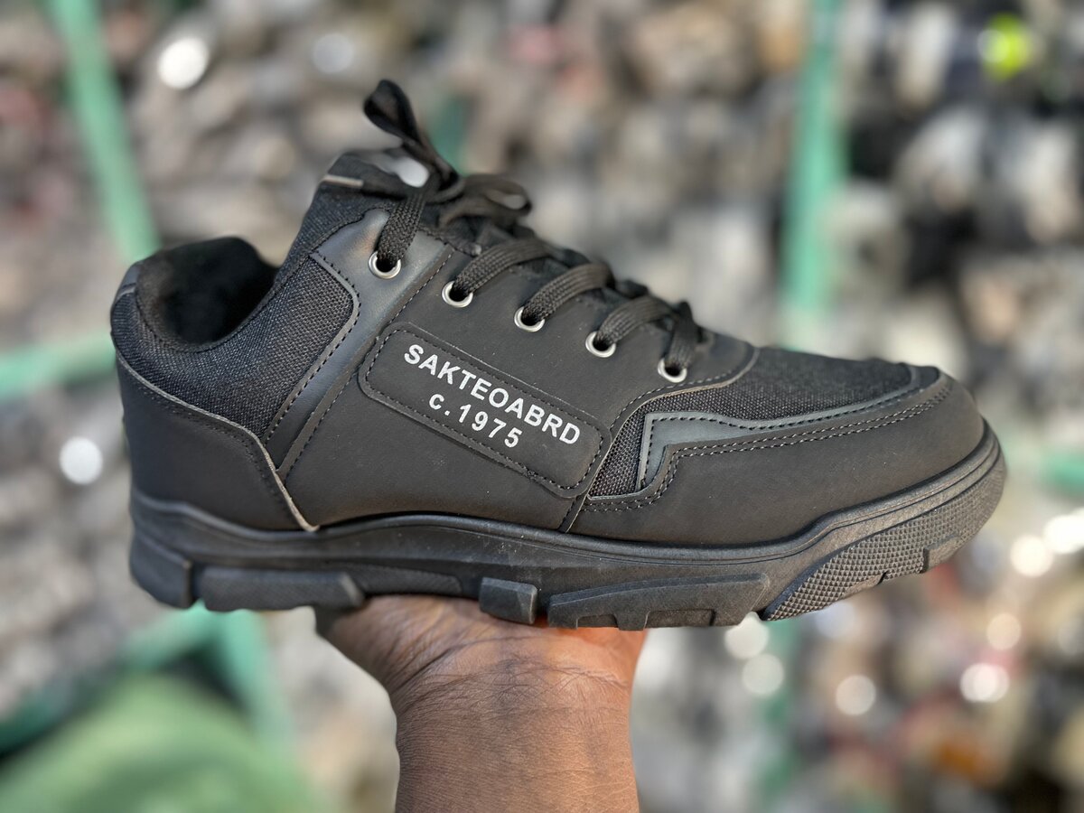 Chaussures noires robustes