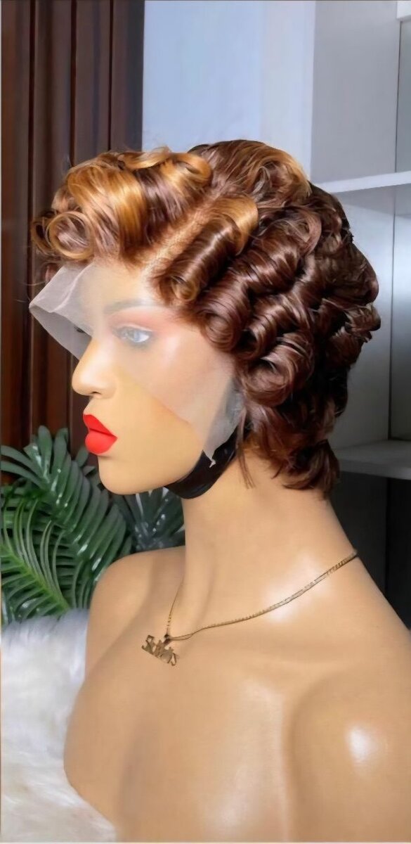 Perruque courte ondulée