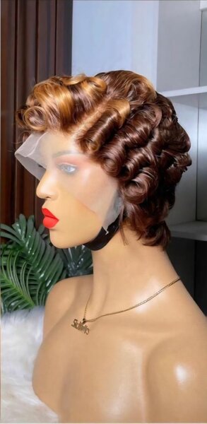 Perruque courte ondulée