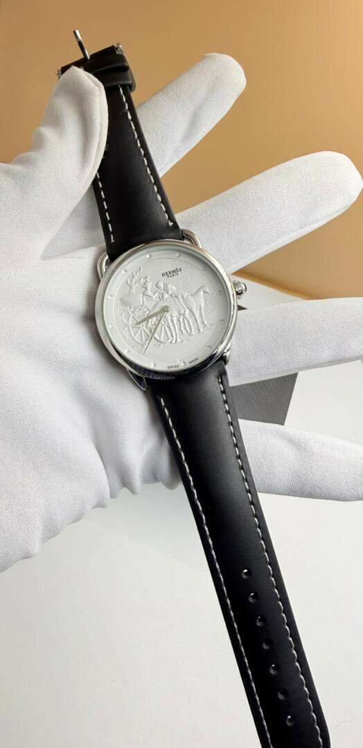 Montre Hermès en cuir noir