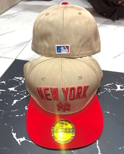Casquette New York beige-rouge