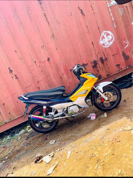 Moto Yamaha jaune et noir