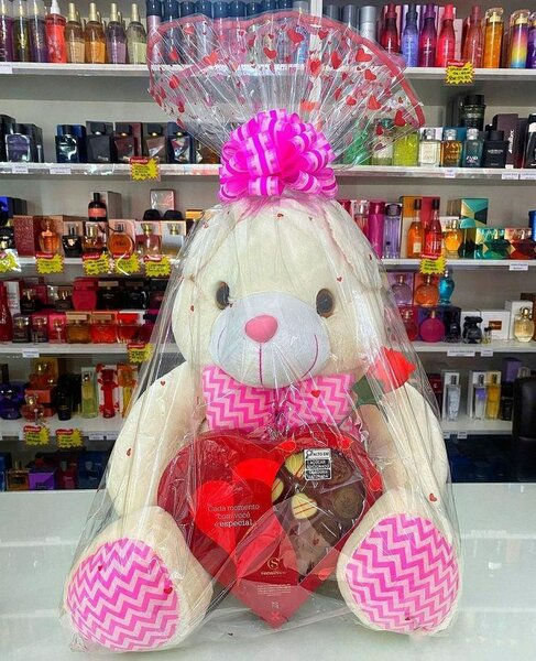 Lapin en peluche avec des chocolats
