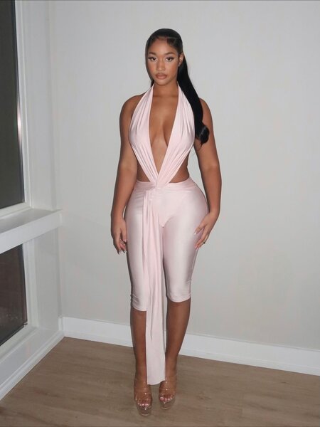 Robe élégante décolletée femme