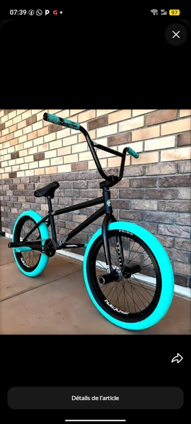 Vélo BMX noir et turquoise