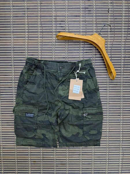 Short camouflage homme élégant