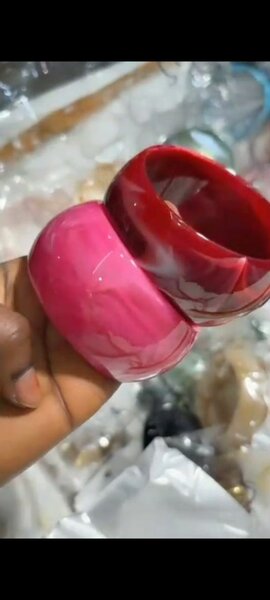 Bracelets en résine colorés