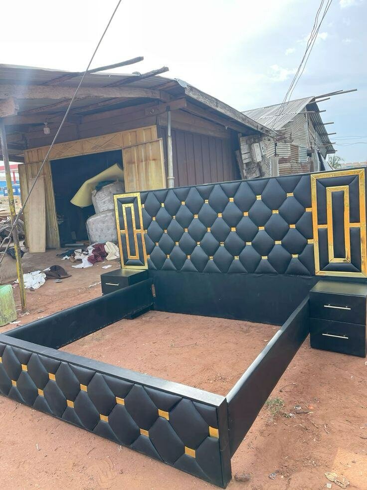 Lit capitonné en cuir moderne