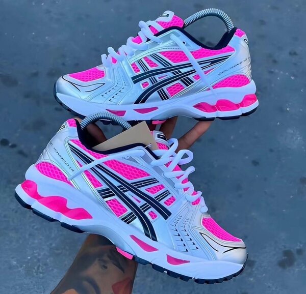 Baskets de course rose et blanche