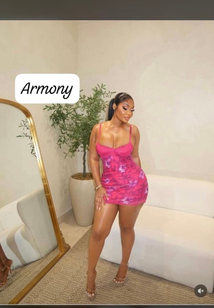 Robe moulante en dentelle florale