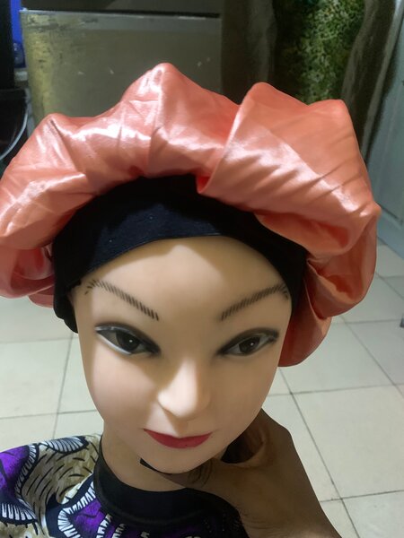 Bonnet en satin imperméable