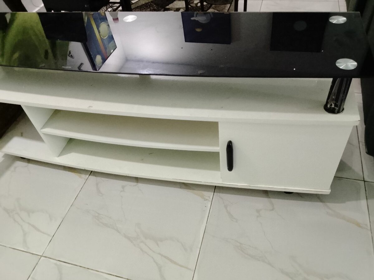 Meuble TV moderne avec étagères