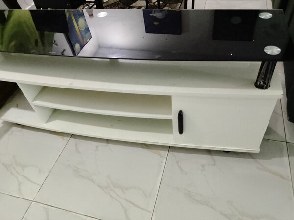 Meuble TV moderne avec étagères