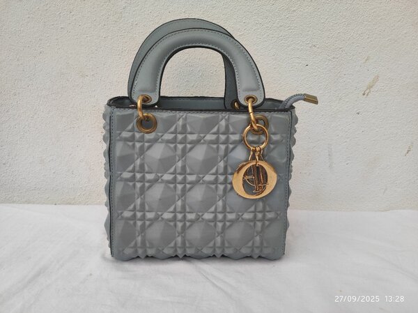 Sac à main élégant gris