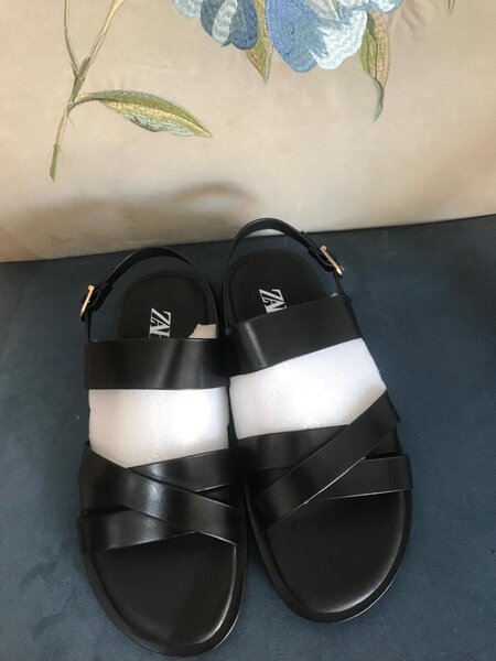 Sandales en cuir noir élégantes