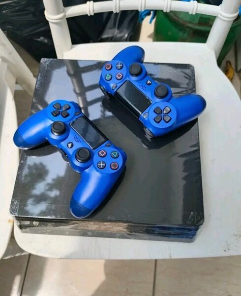 PS4 avec deux manette