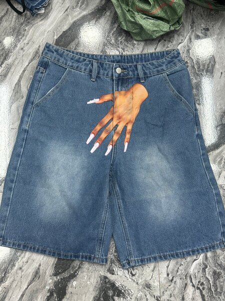 Shorts en jean à motif main