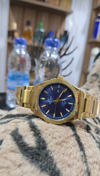 Montre-bracelet dorée élégante