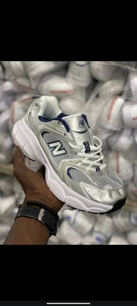 Baskets de course argentées