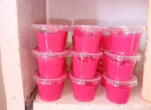 Peinture acrylique rose vif