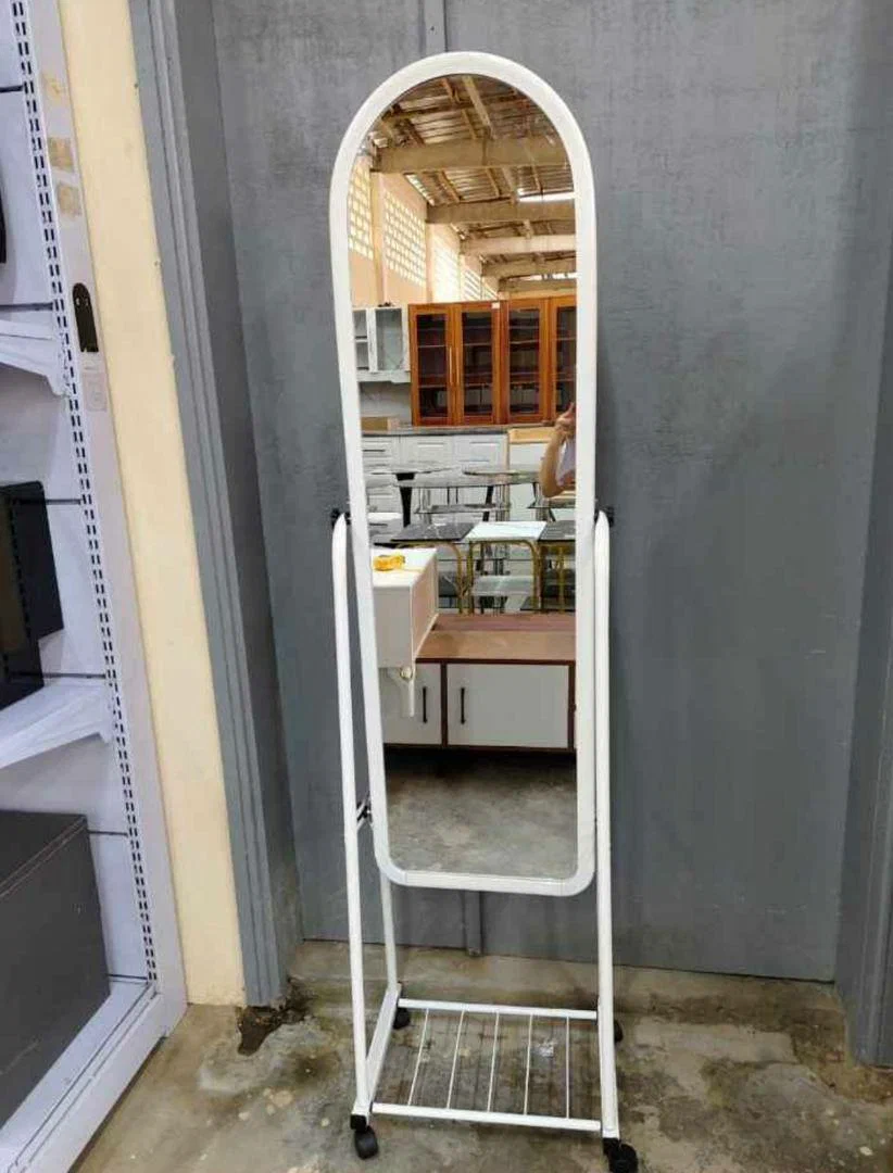 Miroir sur pied blanc élégant