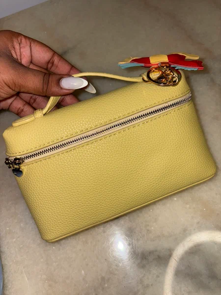 Pochette élégante en cuir