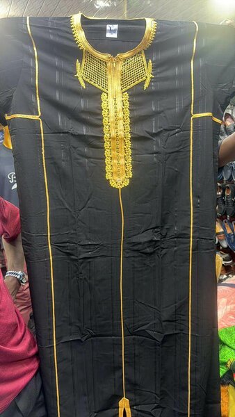 Robe brodée pour hommes