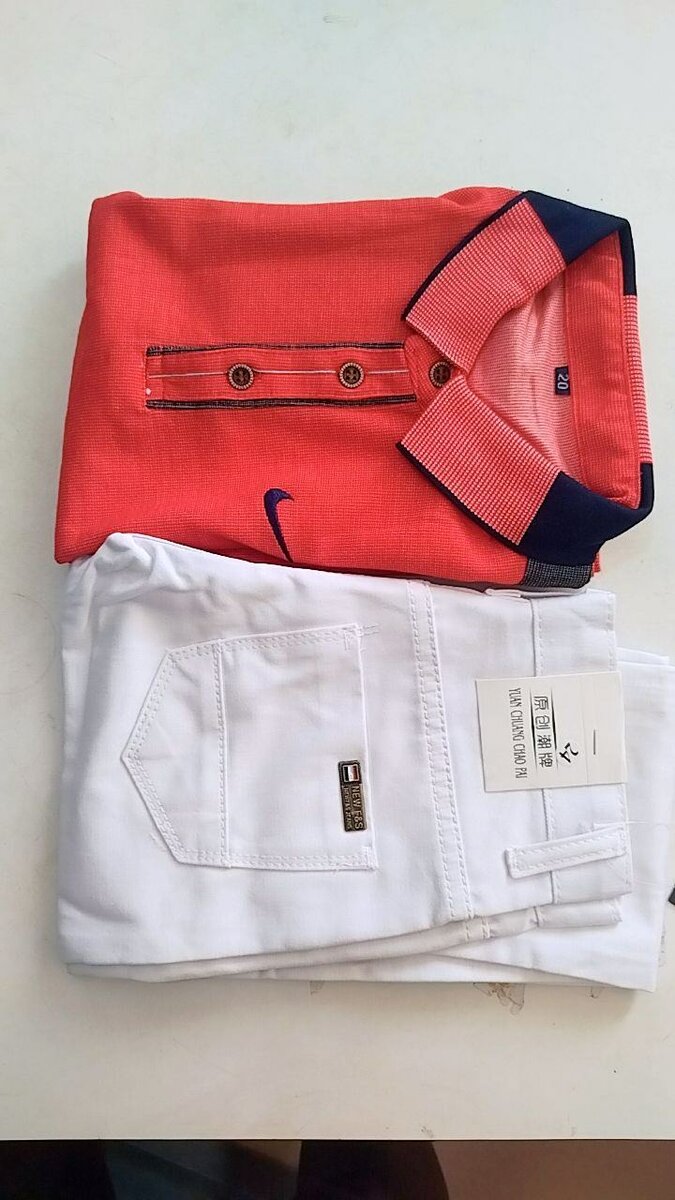Polo rouge et pantalon blanc