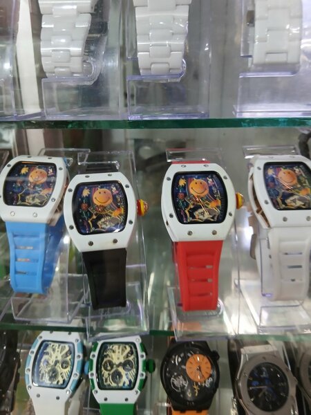 Montres ludiques colorées