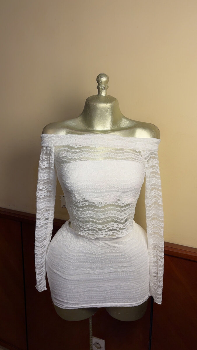 Robe blanche épaule nue en dentelle