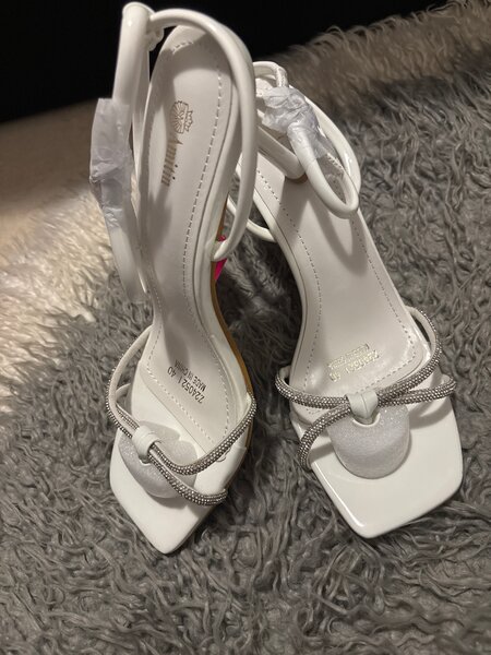 Sandales à talons blanches élégantes