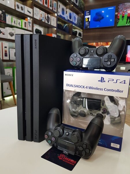 Console PS4 Pro avec manettes