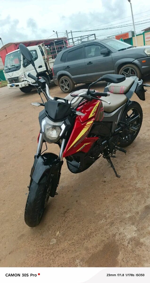 Moto moderne urbaine sportive