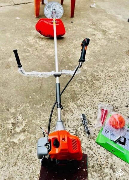 Débroussailleuse Essence Puissante