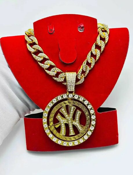 Collier en or avec pendentif