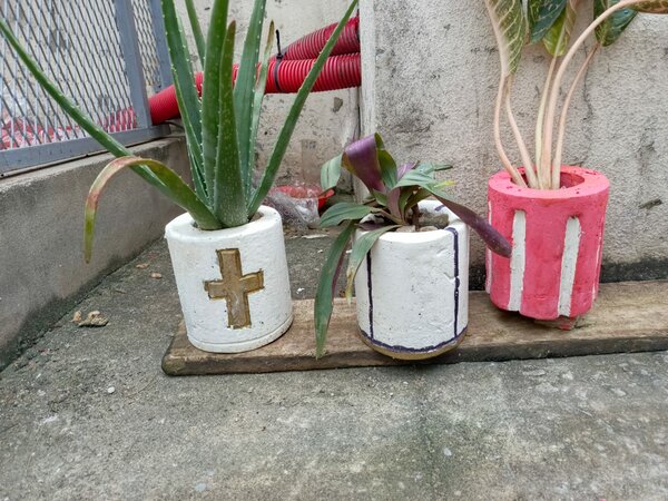 Pots de fleurs en béton décoratif