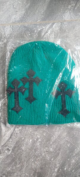 Bonnet vert avec croix noires