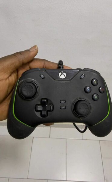 Manette Xbox filaire Wolverine